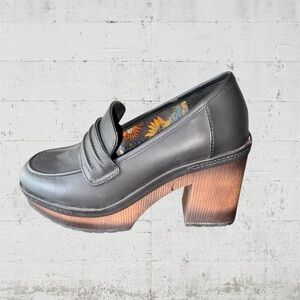 Kork-Ease Regina Black Platform Loafers with Wood-Tone Block Heel size 6